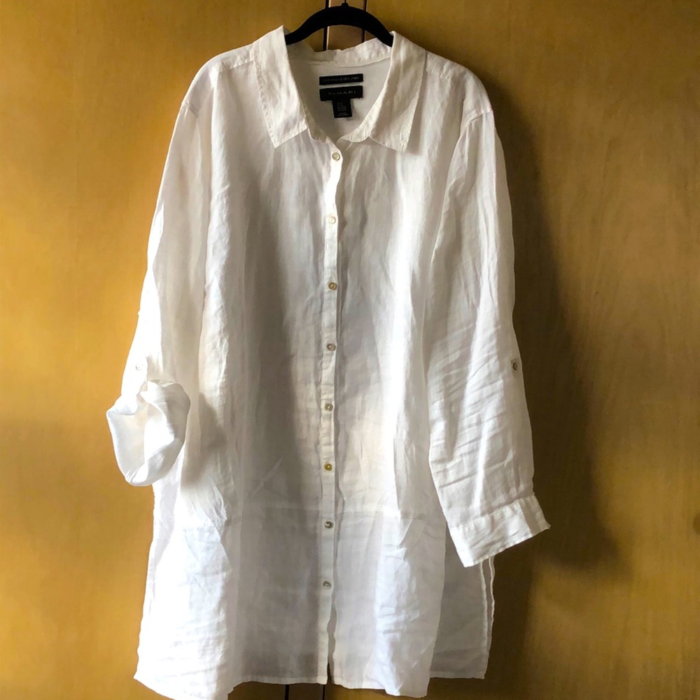 Tunic length, Clean white, linen TAHARI 3X shirt. Pin sized hole on back.